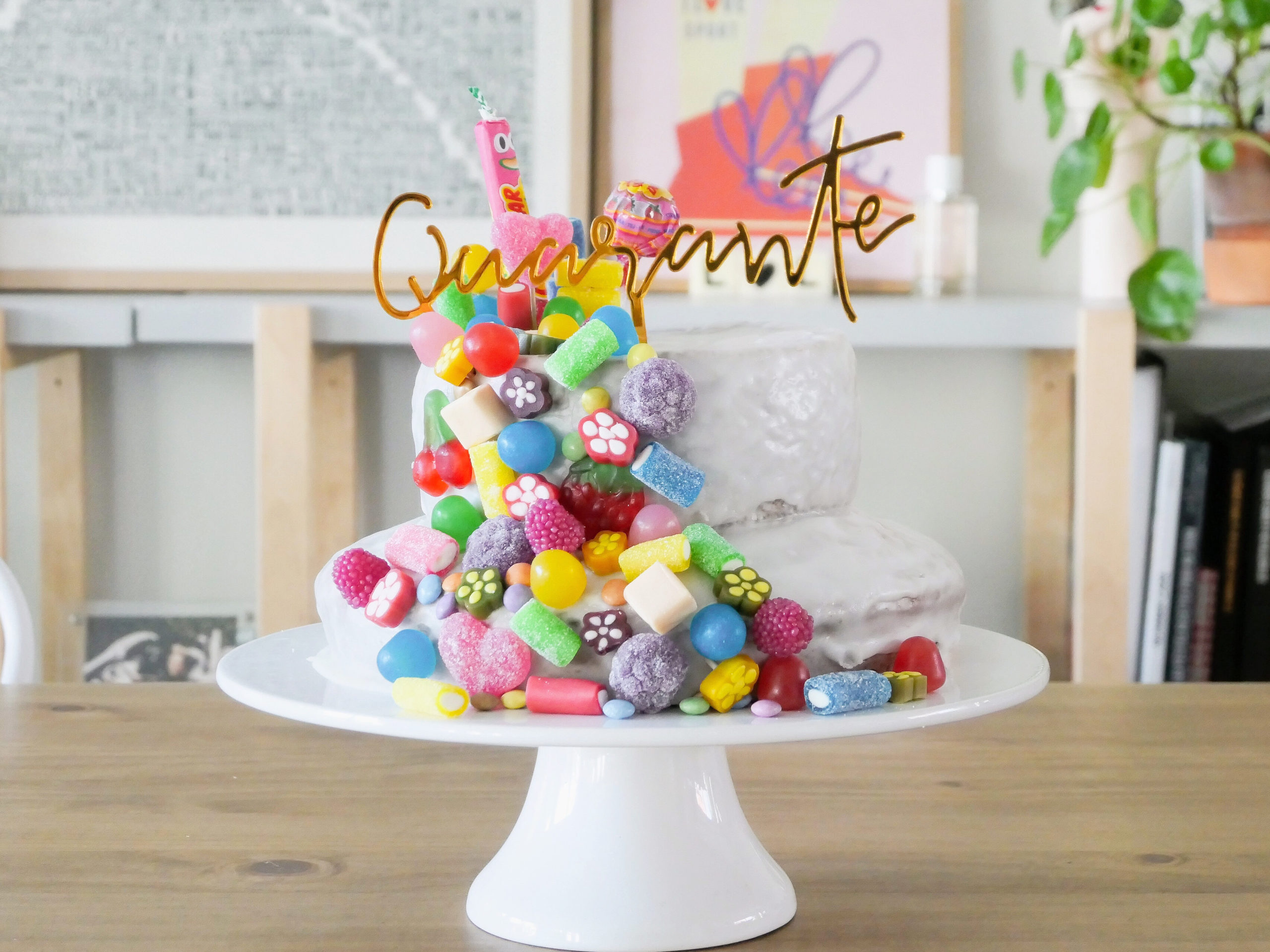 Un gateau d'anniversaire recouvert de bonbons - By Paulette